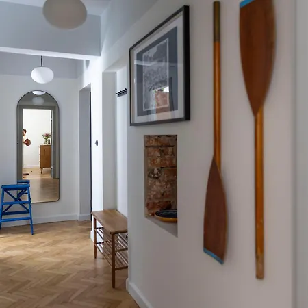 Apartament Black Door *