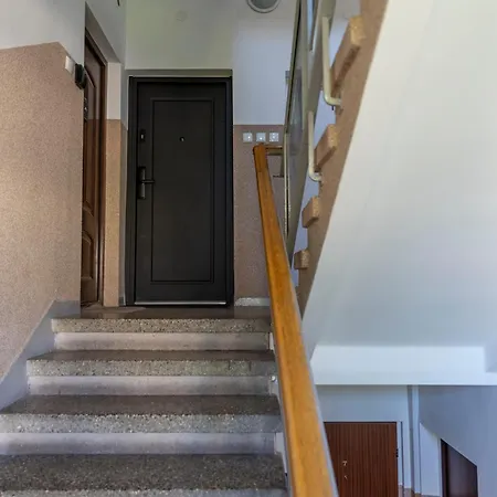 Apartament Black Door *